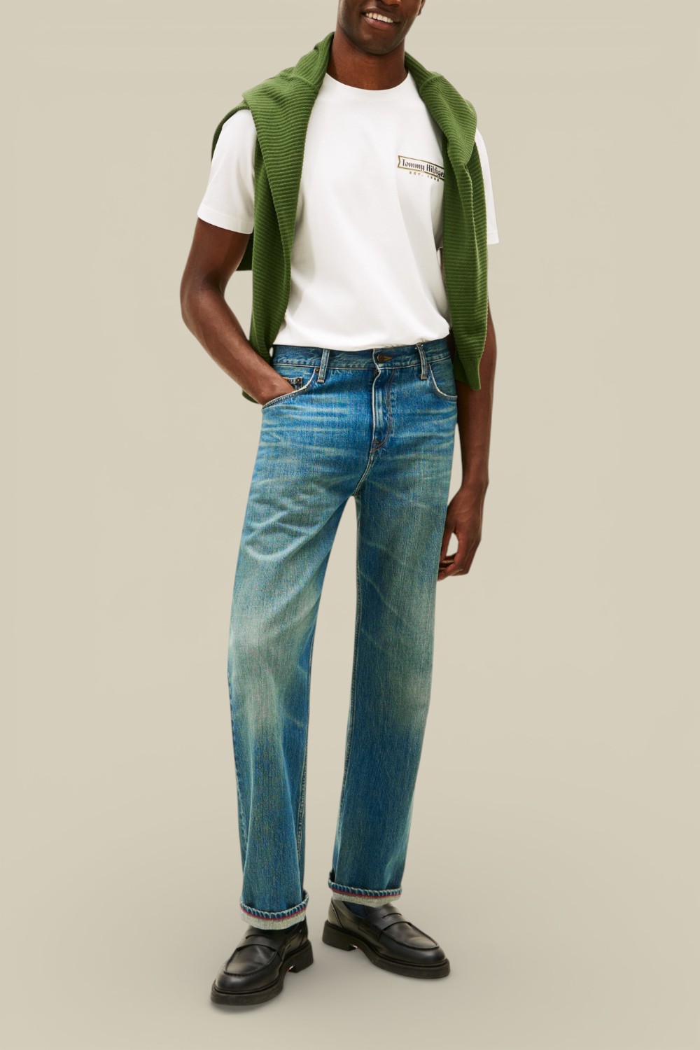 תמונת כל הלוק של חולצת טי